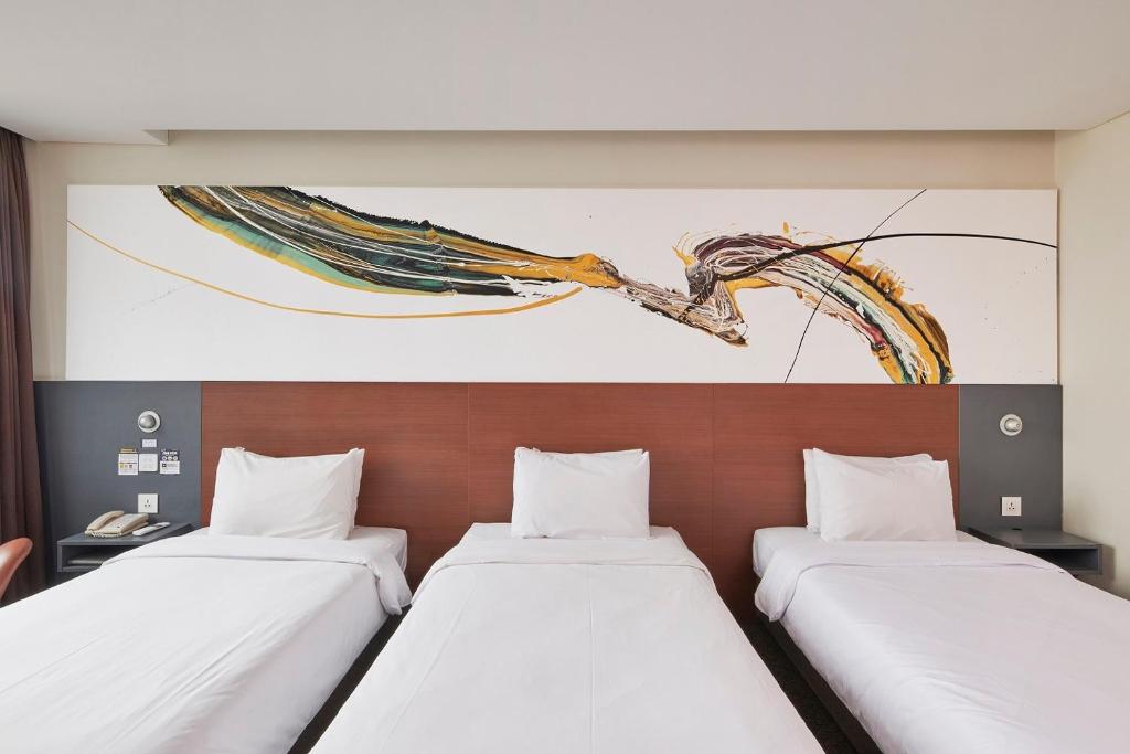 Hotel Skypark Kingstown Dongdaemun - DIVE IN PANMOOK KIM ART STAY SEOUL 1 / TRIPLE