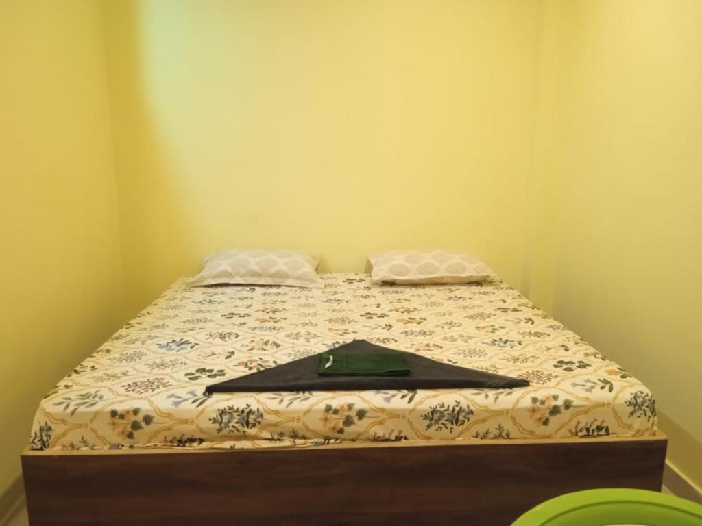 ein Bett in einem Zimmer mit einer Decke darauf in der Unterkunft Goroomgo Satkar Residency Varanasi in Varanasi
