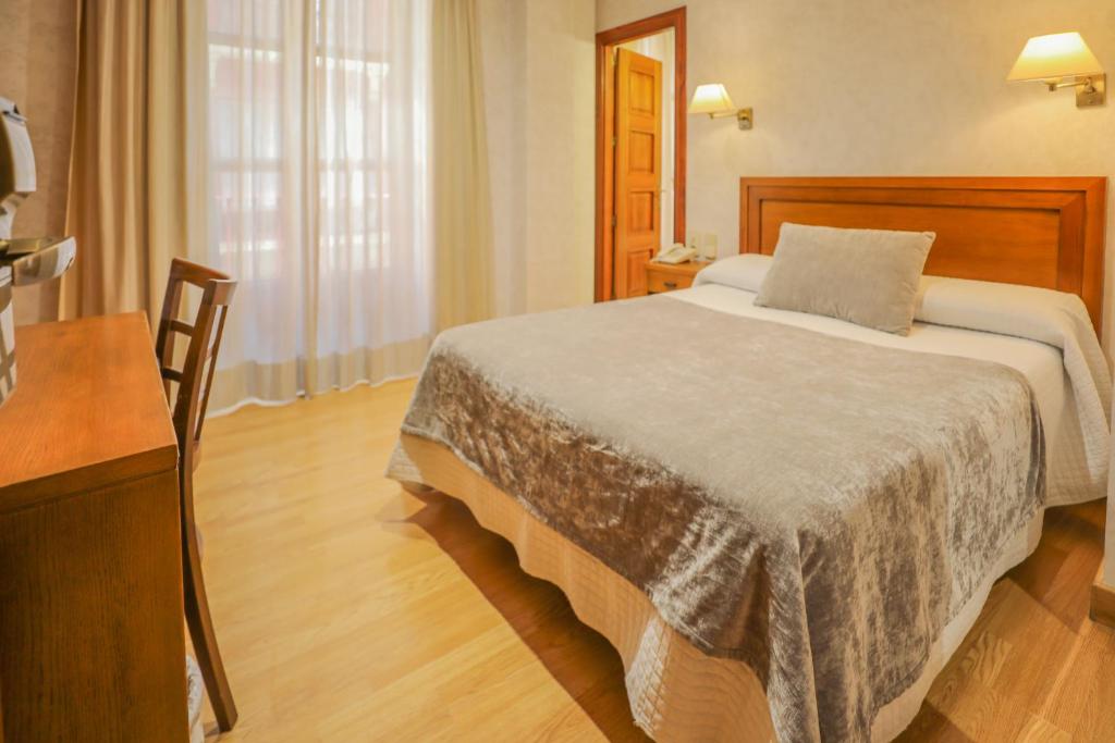 Postel nebo postele na pokoji v ubytování Hotel Granada Centro