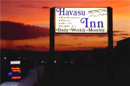 um sinal para havasilimoimoimoimoimoimoimoimoimoimo em Havasu Inn & Suites em Lake Havasu City