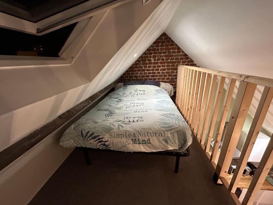 a mattress sitting on a bench next to a staircase at Appart 4 personnes Béthune Centre in Béthune