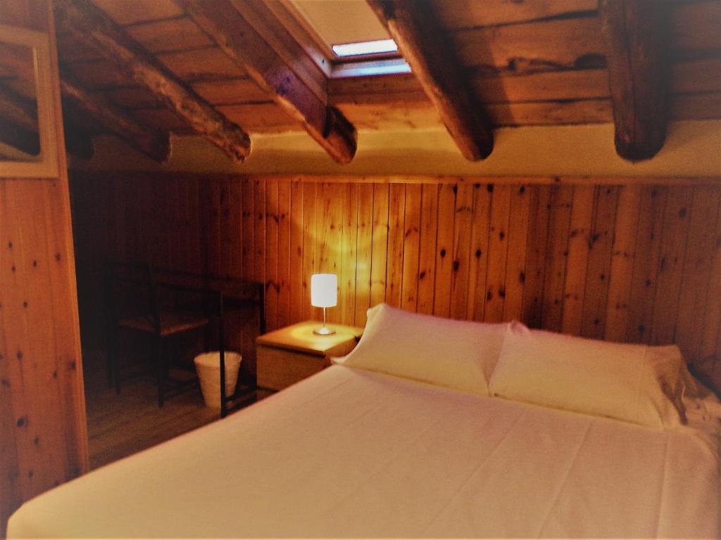 Postel nebo postele na pokoji v ubytování Hotel Roc de St Miquel & Apartment
