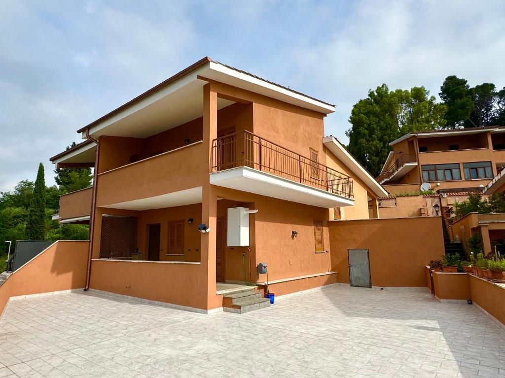 a house with a balcony on top of it at Villa di Mergo - Privatunterkunft, Ponzano Romano in Ponzano Romano