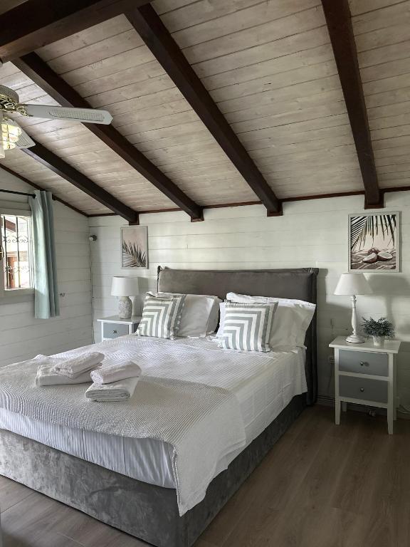 Postel nebo postele na pokoji v ubytování SeaFront Villa Glaros