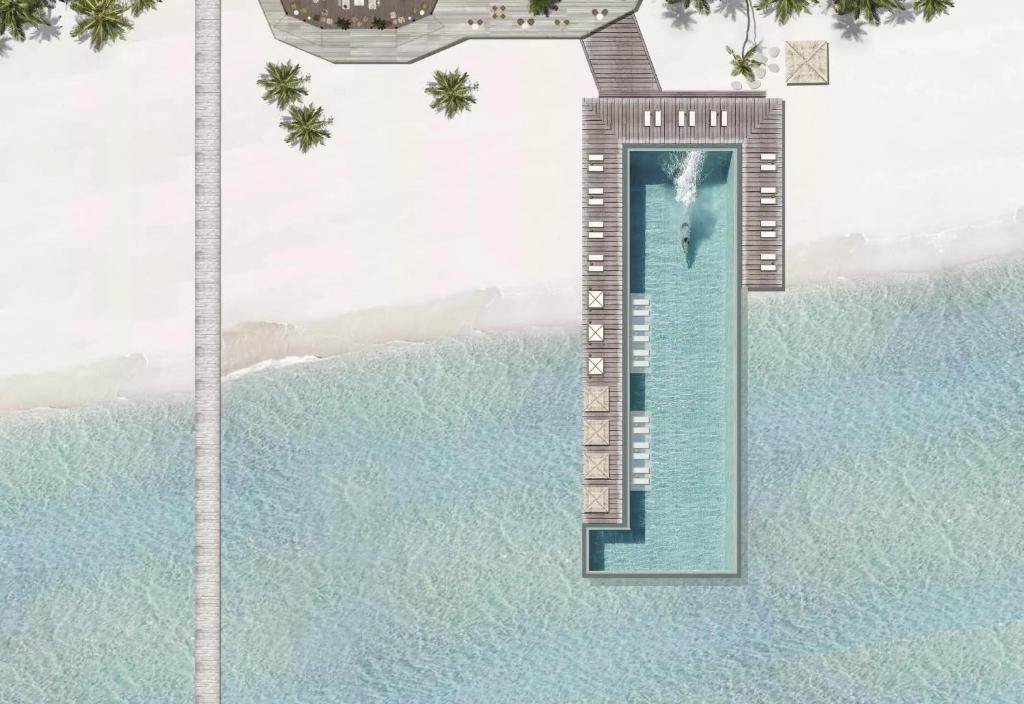 uma piscina com uma pessoa na água em Villa Haven Maldives Resort em Maamigili