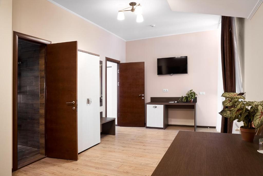 TV a/nebo společenská místnost v ubytování Complex Turistic Codru