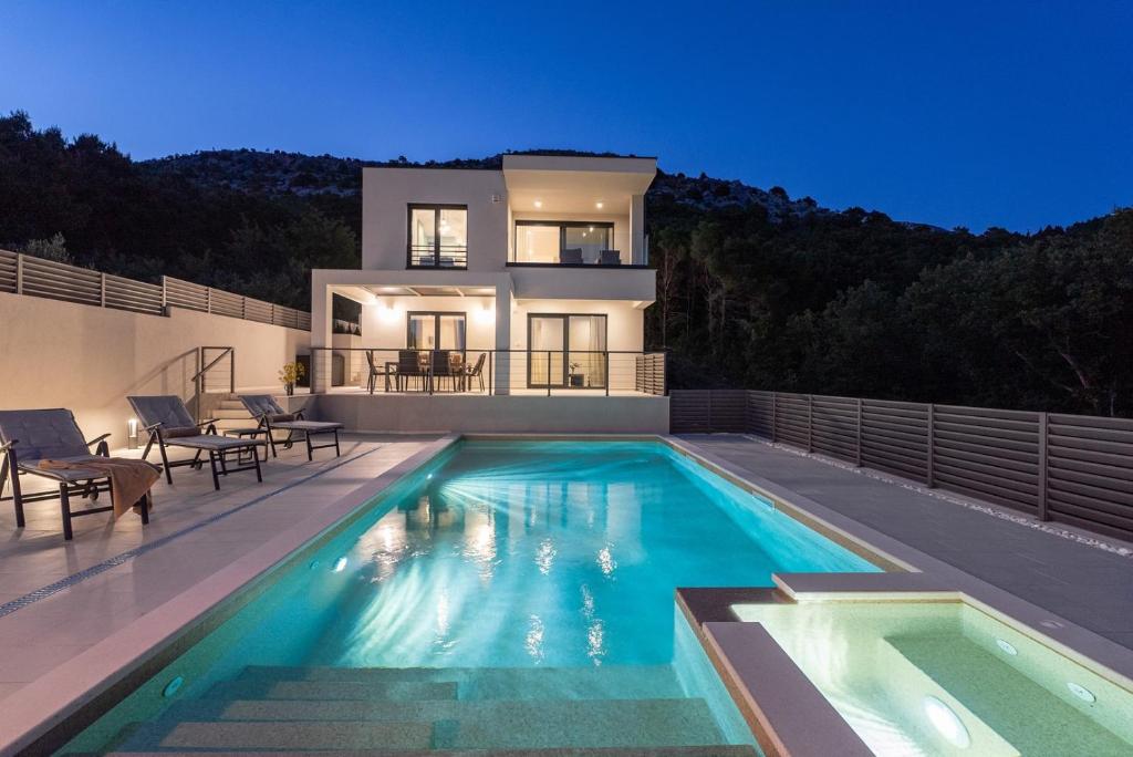 NEW Hillside Villa Paradise with Heated pool, Gym, Fun zone