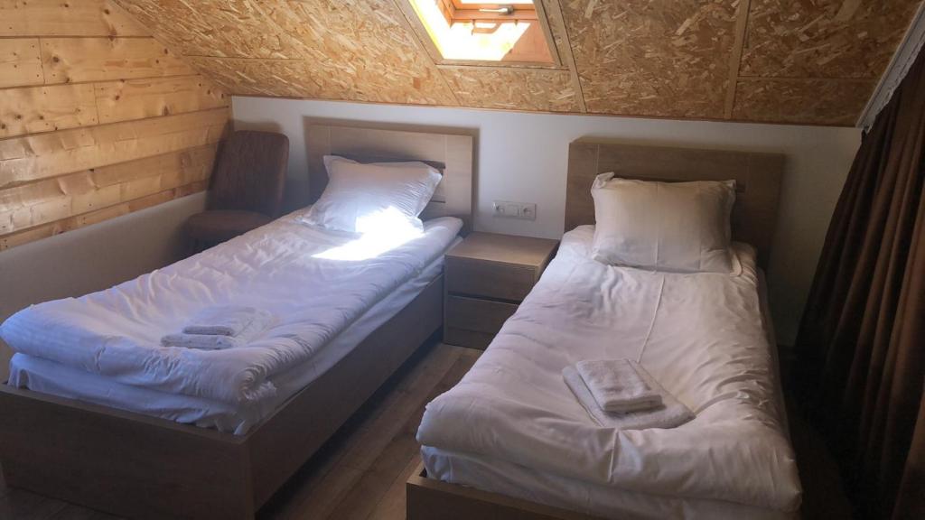 Postel nebo postele na pokoji v ubytování Kokhta Villa In Bakuriani