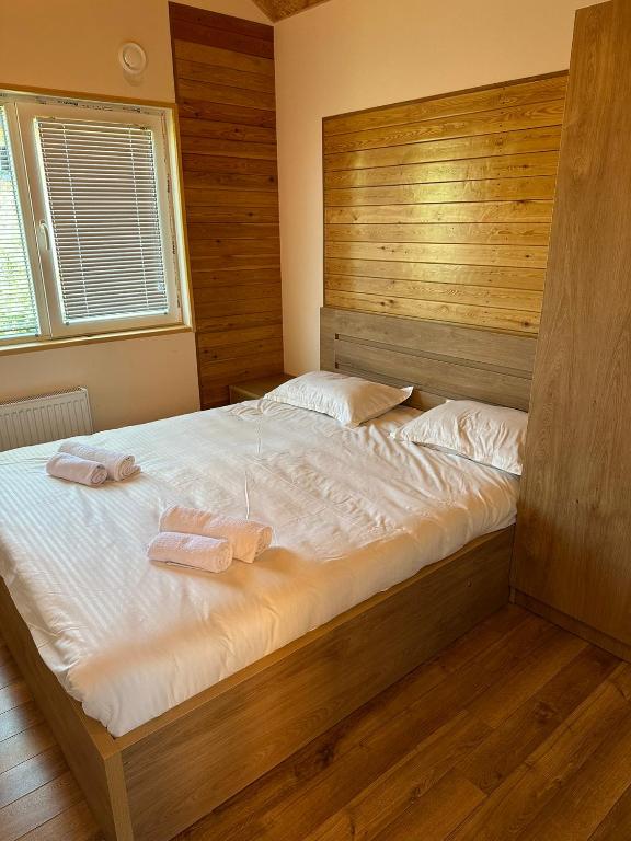 Postel nebo postele na pokoji v ubytování Kokhta Villa In Bakuriani
