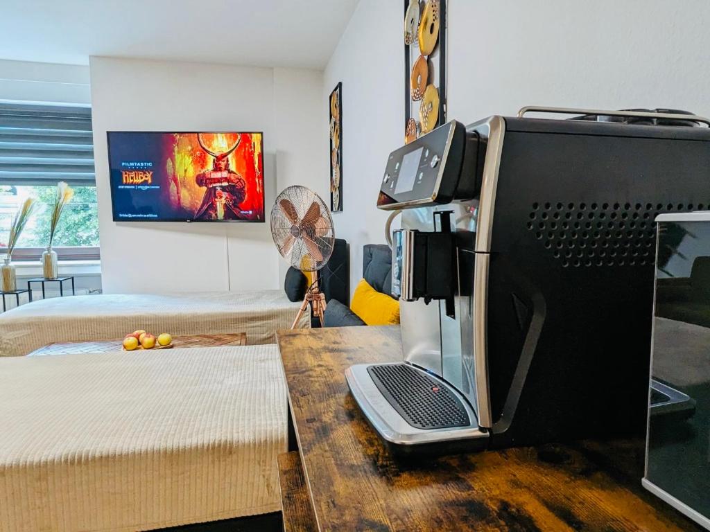 杜塞尔多夫Offline 51 City Apartments的坐在一张桌子上的电脑显示器