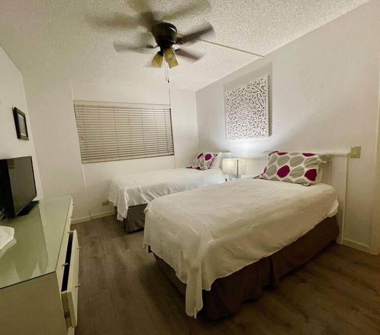 Postel nebo postele na pokoji v ubytování Magic Sands Beach view, 2B2B, AC, Pool, Sleeps 6