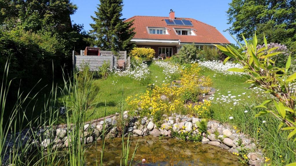 a garden with flowers in front of a house at Ferienwohnungen Rosenträger in Kappeln