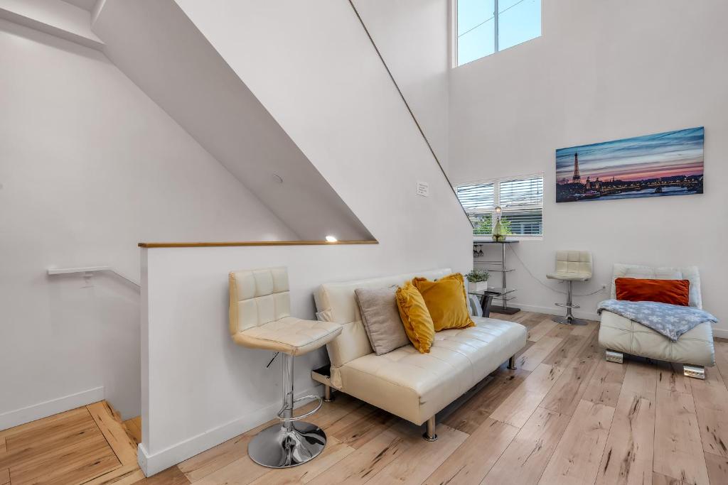 Χώρος καθιστικού στο Chic 3-levels Loft-style 2-Bedroom 2-Bathroom condo by Hollywood