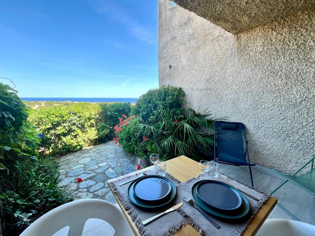 Balkón nebo terasa v ubytování Joli studio vue mer avec terrasse et jardinet à Sant Ambroggio