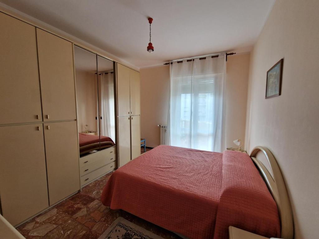 sypialnia z łóżkiem z czerwoną narzutą w obiekcie Casa di Andreea e Bogdan w Albendze