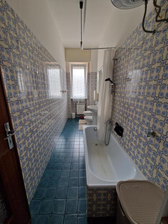 łazienka z wanną i umywalką oraz kilkoma toaletami w obiekcie Casa di Andreea e Bogdan w Albendze