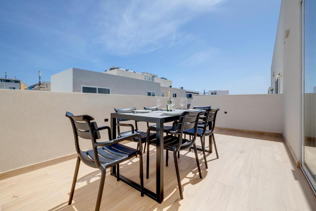 Gallery Detail: Chic Penthouse Steps From The Promenade Il Gżira Updated Prices