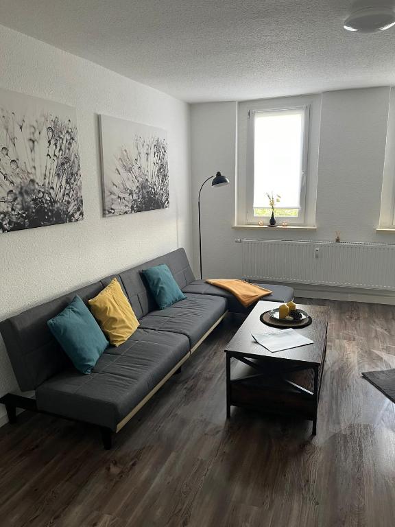 a living room with a couch and a table at Seyfarthrooms - Crimmitschau 4 - 110qm, über 2 Etagen, zentral gelegen in Crimmitschau