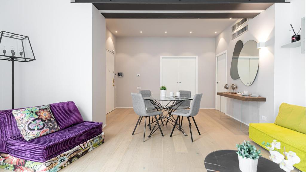 een woonkamer met een paarse bank en een tafel bij Aliprandi 29 in Monza