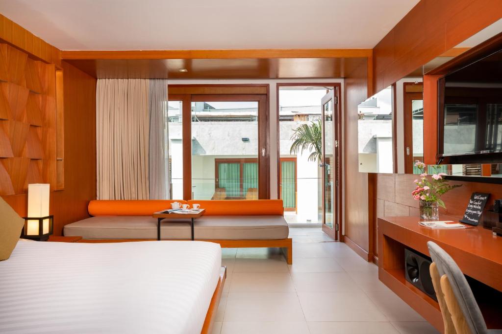 Postel nebo postele na pokoji v ubytování La Flora Resort Patong
