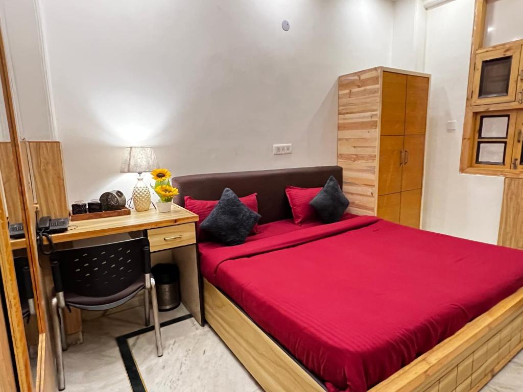Postel nebo postele na pokoji v ubytování Divine Inn Hotel Near Rajouri Garden Main Market