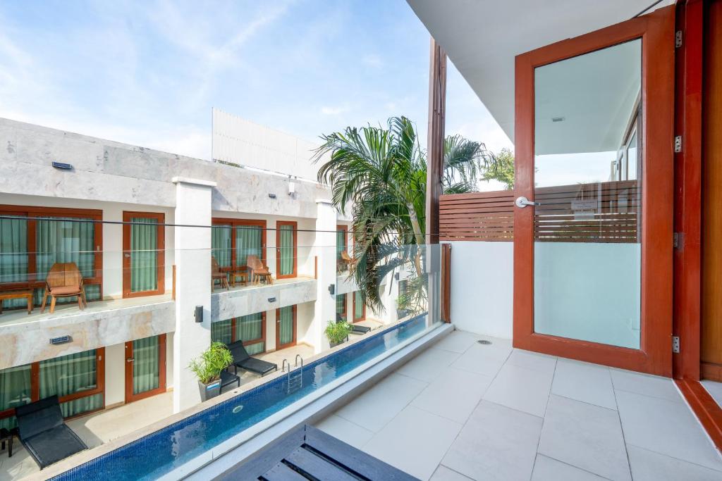 Bazén v ubytování La Flora Resort Patong nebo v jeho okolí