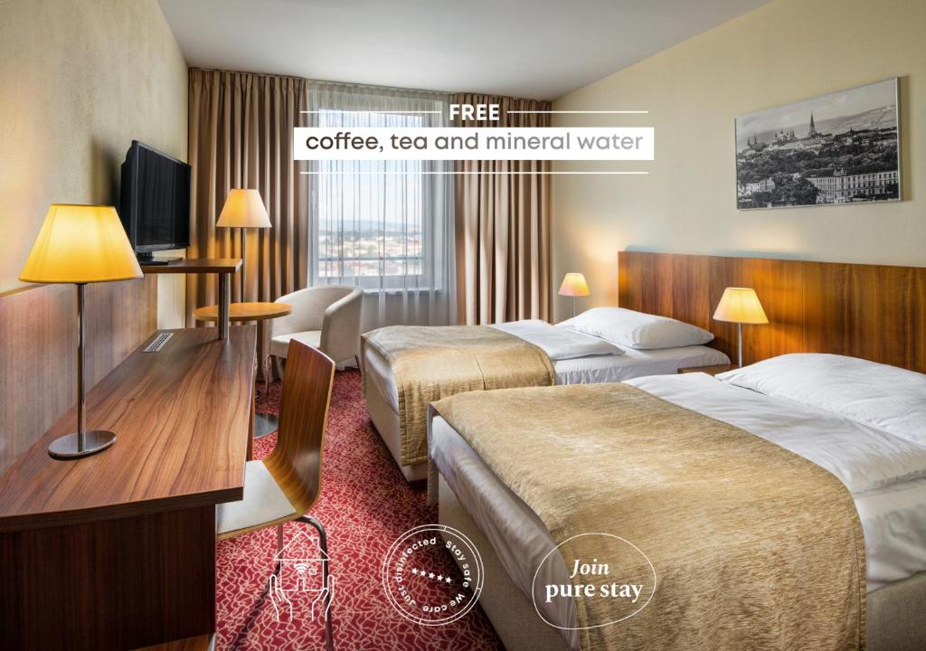 um quarto de hotel com duas camas e uma televisão em Clarion Congress Hotel Olomouc em Olomouc