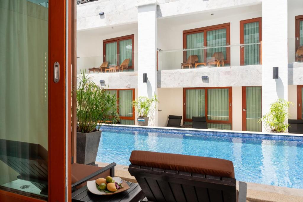 Bazén v ubytování La Flora Resort Patong nebo v jeho okolí