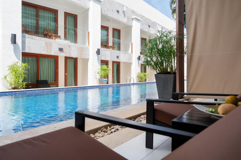 Bazén v ubytování La Flora Resort Patong nebo v jeho okolí