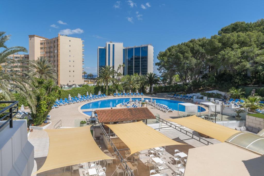 Bazén v ubytovaní Sol Lunamar Palmanova Apartamentos - Adults Only alebo v jeho blízkosti