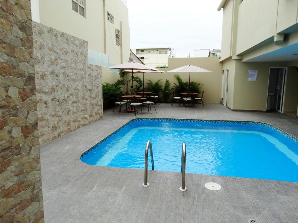 Bazén v ubytování Hotel Marvento Suites nebo v jeho okolí