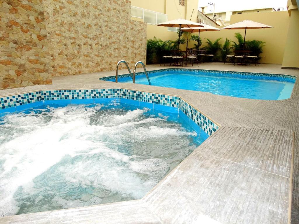 Bazén v ubytování Hotel Marvento Suites nebo v jeho okolí
