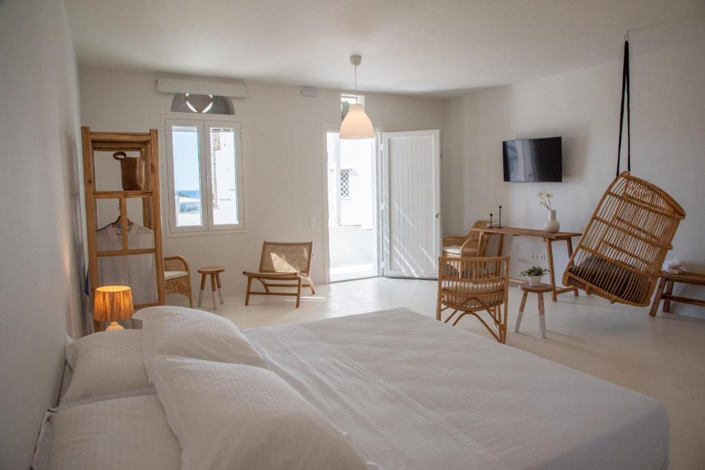 Postel nebo postele na pokoji v ubytování ALASI Tinos Jacuzzi Hotel