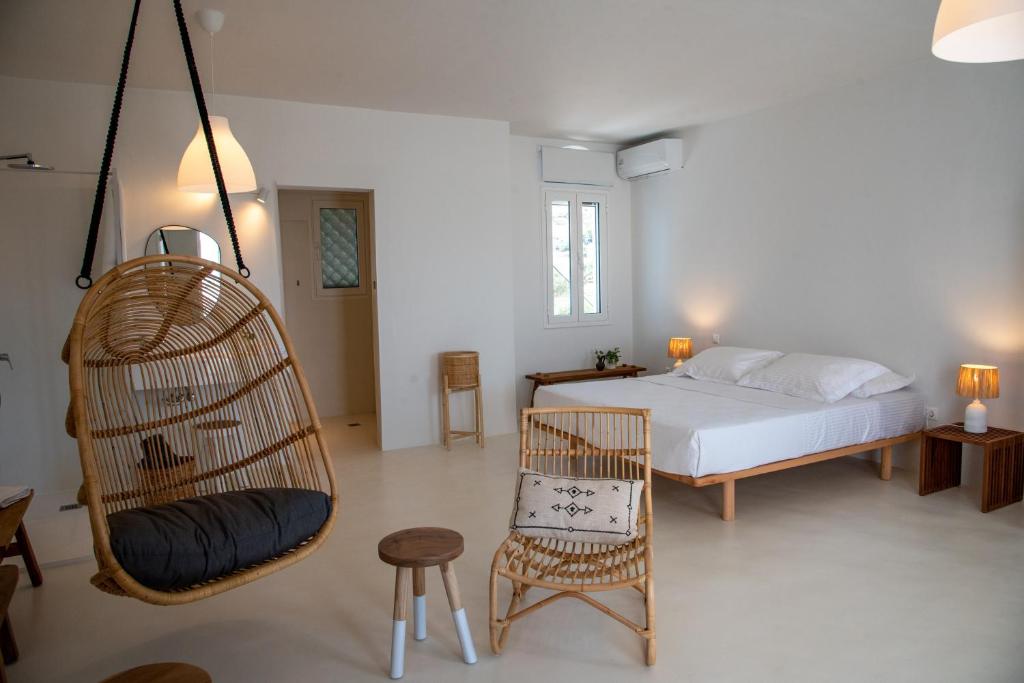 Postel nebo postele na pokoji v ubytování ALASI Tinos Jacuzzi Hotel