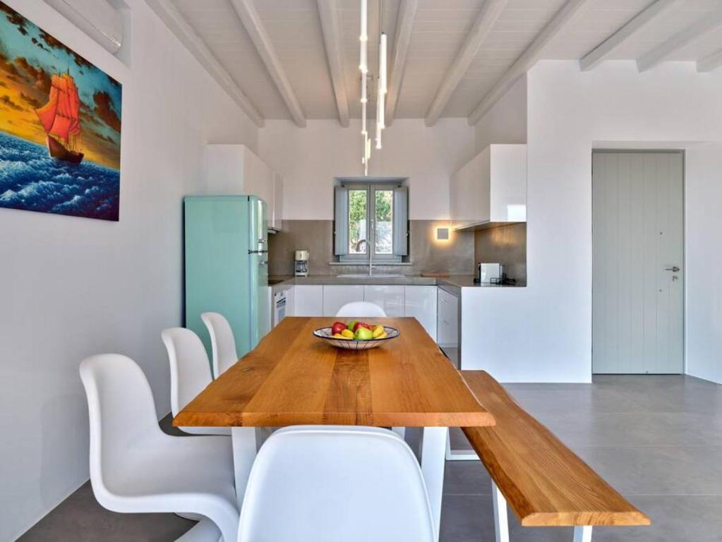 Kuchyňa alebo kuchynka v ubytovaní La Vitalite Luxury Villa Mer in Paros
