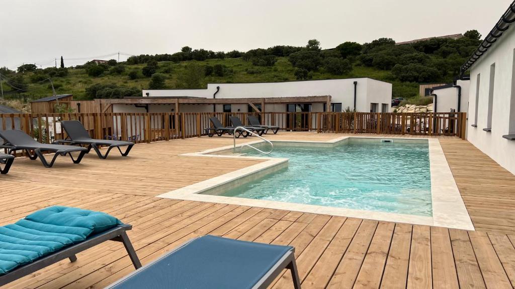 Bazén v ubytovaní Camping les lodges du lagon alebo v jeho blízkosti