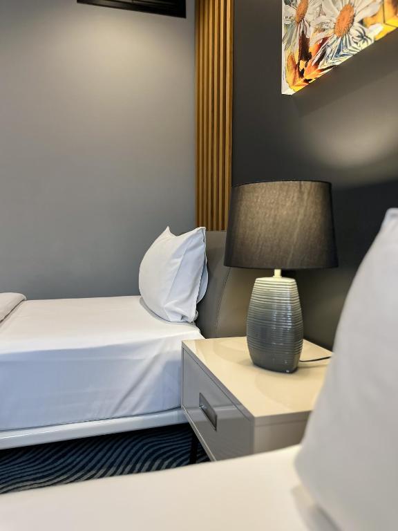 Postel nebo postele na pokoji v ubytování Silver 39 Corner Hotel