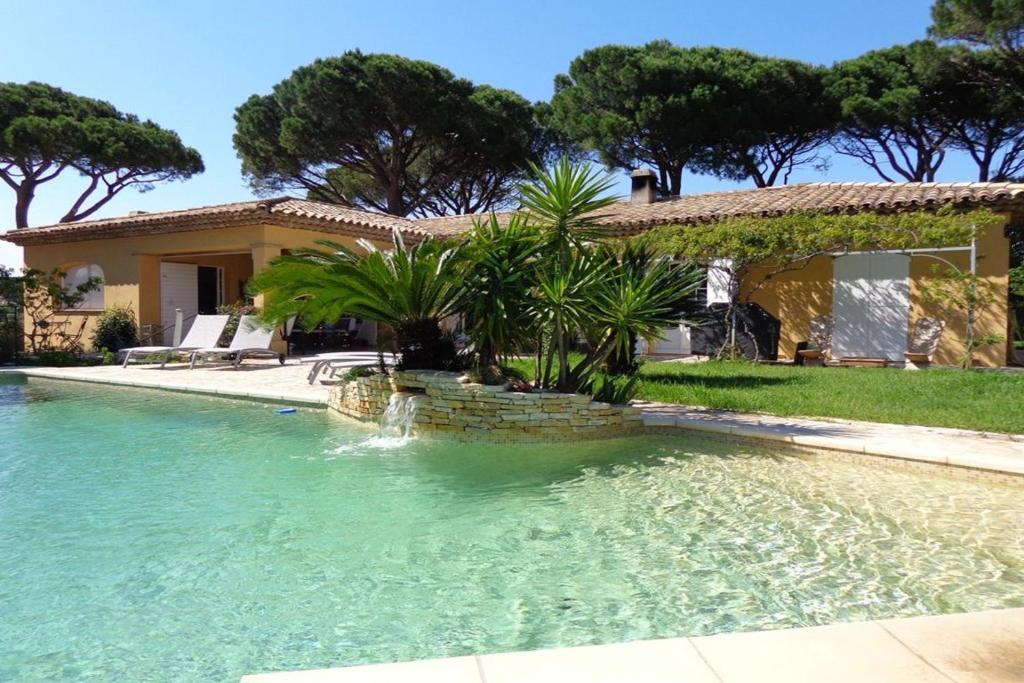 une piscine devant une maison dans l'établissement Vue sur St Tropez, à Sainte-Maxime