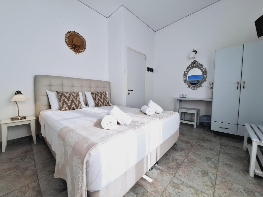 Postel nebo postele na pokoji v ubytování Εvi Evan Hotel
