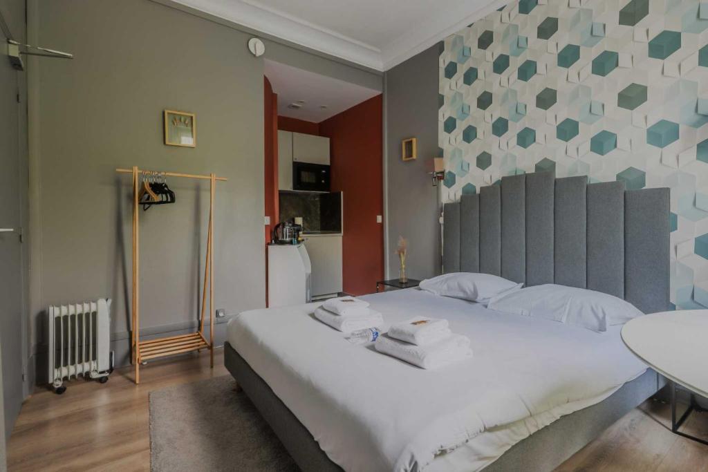 une chambre avec un grand lit blanc et une table dans l'établissement Charming Studio - 2P - Canal Saint Martin, à Paris