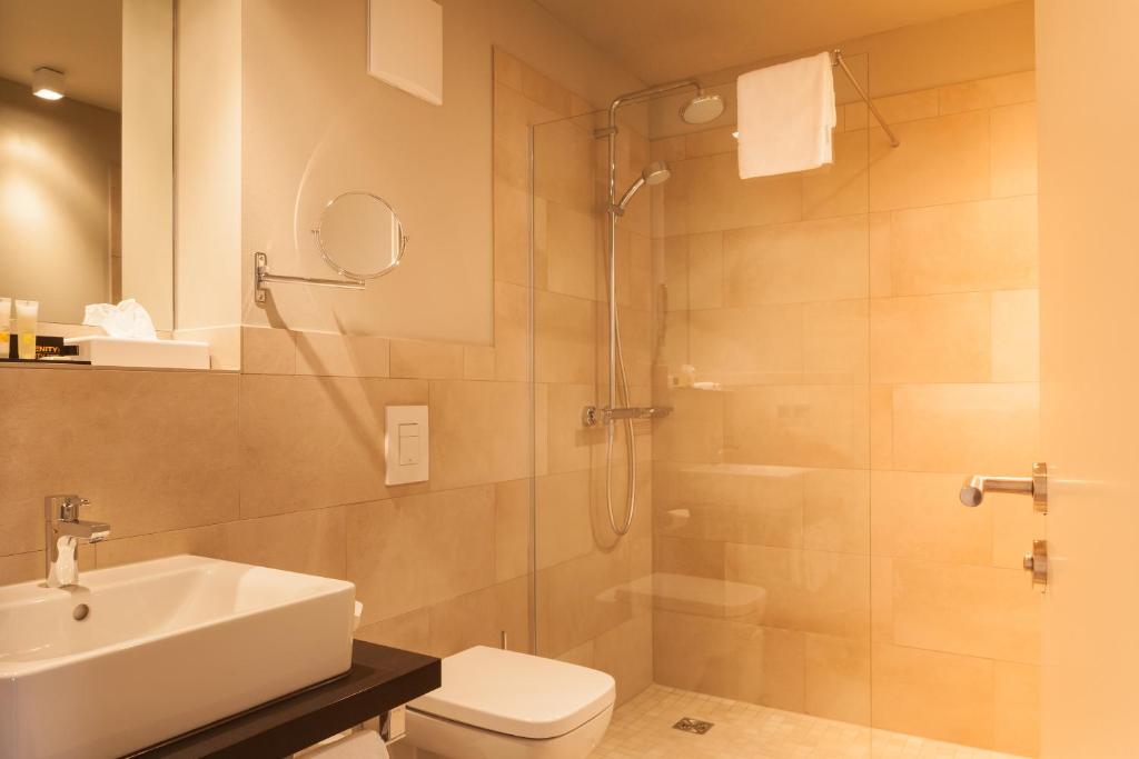 Koupelna v ubytování Hotel Platzhirsch