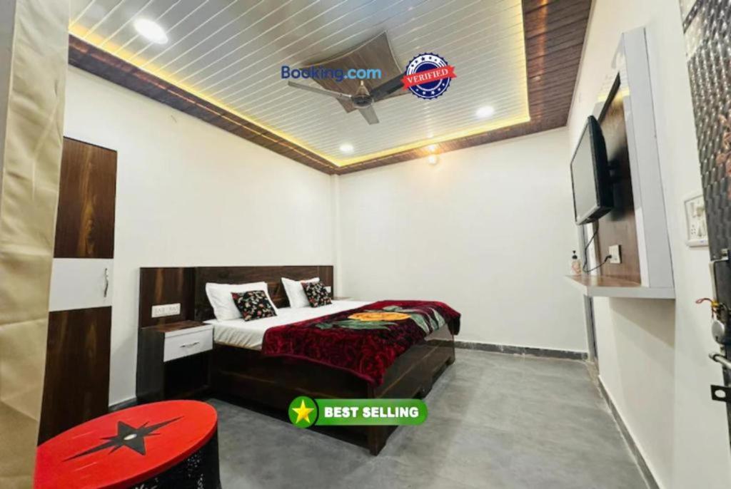 Tempat tidur dalam kamar di Goroomgo Ram Krishna Palace Ayodhya - Luxury Room - Top Rated and Most Awarded Hotel in Ayodhya - Best Seller