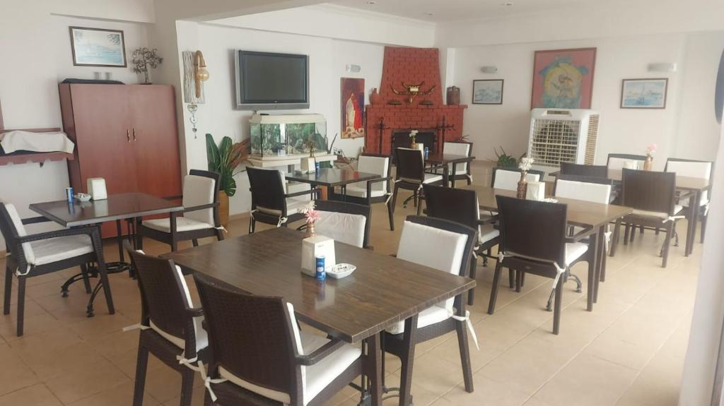 TV a/nebo společenská místnost v ubytování Canna Garden Hotel - Adult Only