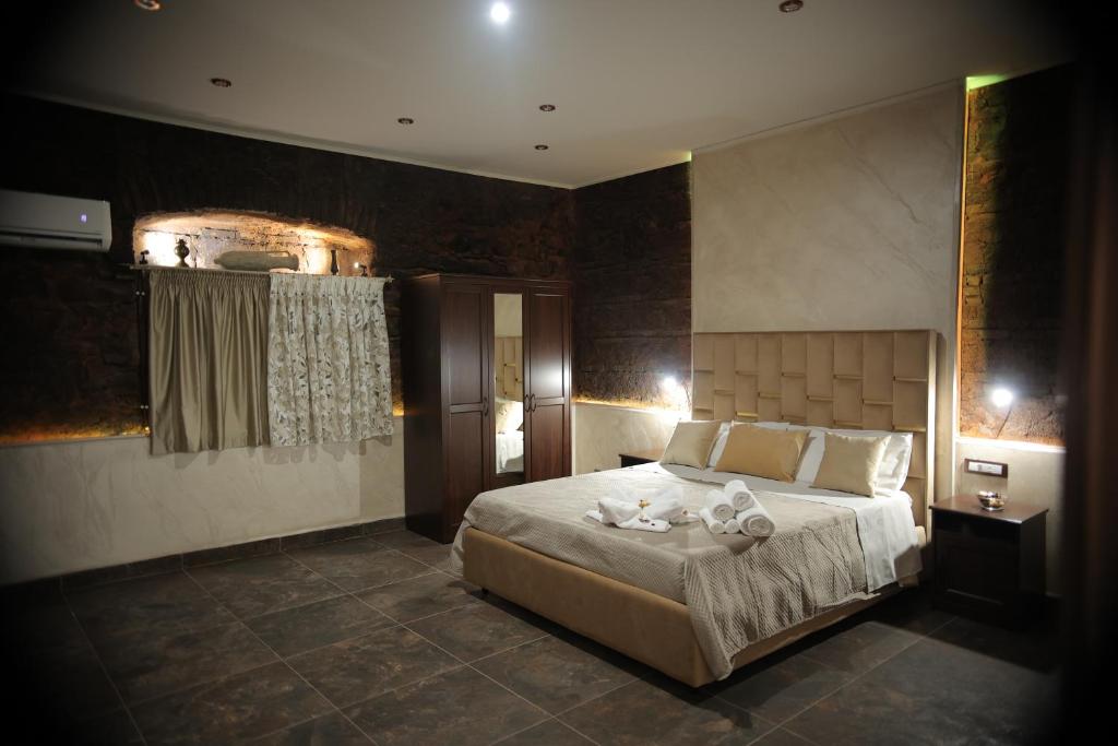 una camera da letto con un letto con due animali di peluche sopra di Home di Giordy a Catania