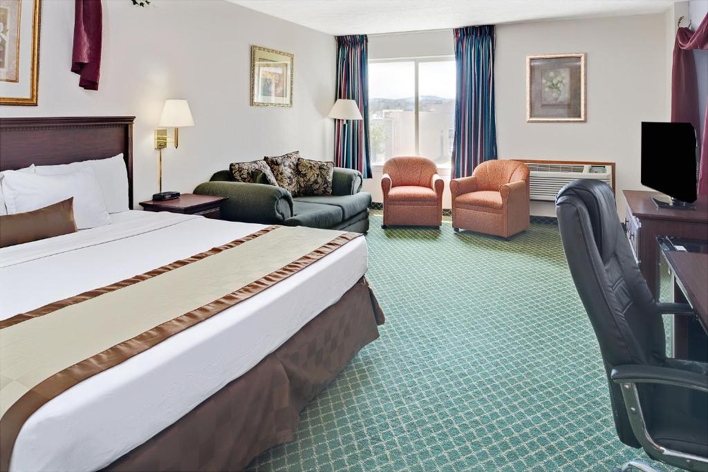 Postel nebo postele na pokoji v ubytování Ramada by Wyndham Spokane Valley