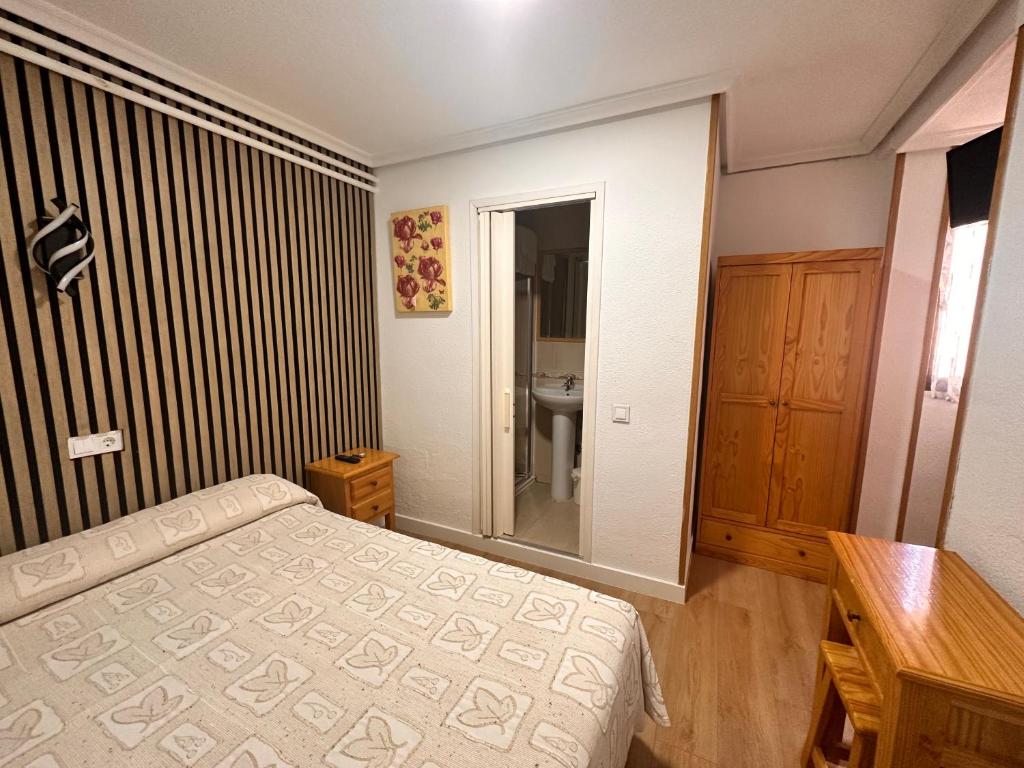Postel nebo postele na pokoji v ubytování Hostal Rober