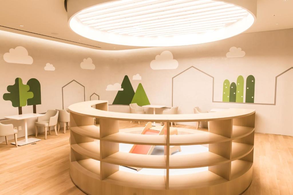 a waiting room with a circular table and chairs at Terminal 2 Transit Hotel Incheon Airport in Incheon