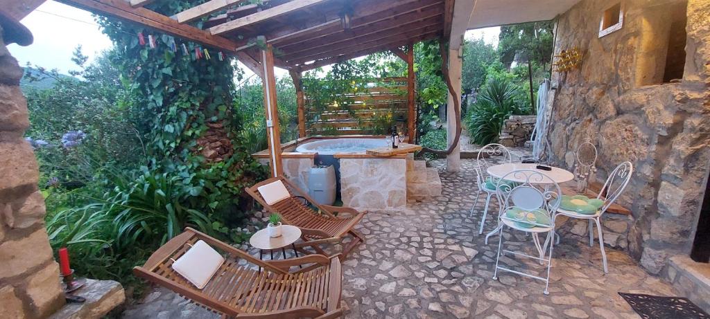 Zahrada ubytování Taverna -Sunce- with jacuzzi