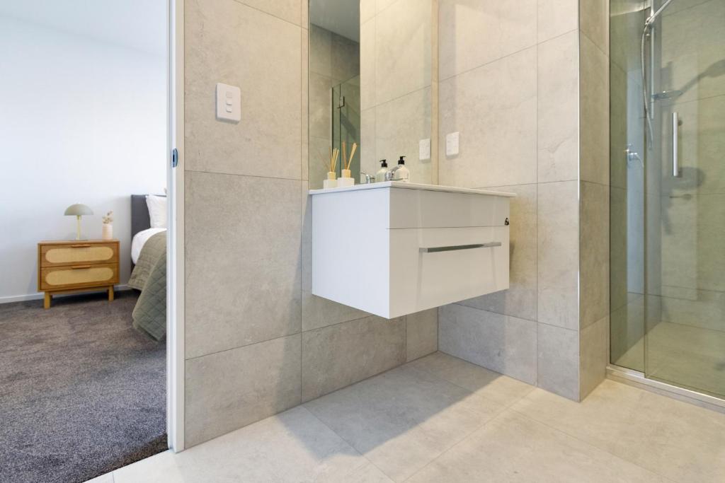 2 Bed, 2 Bath w Sofa Bed - Great Cafes Nearby - Resim 3