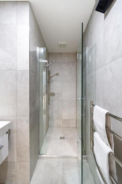 2 Bed, 2 Bath w Sofa Bed - Great Cafes Nearby - Resim 40